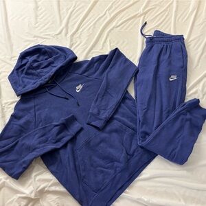 Women’s Nike Sportswear Club Fleece two piece set jogger & sweatshirt set.